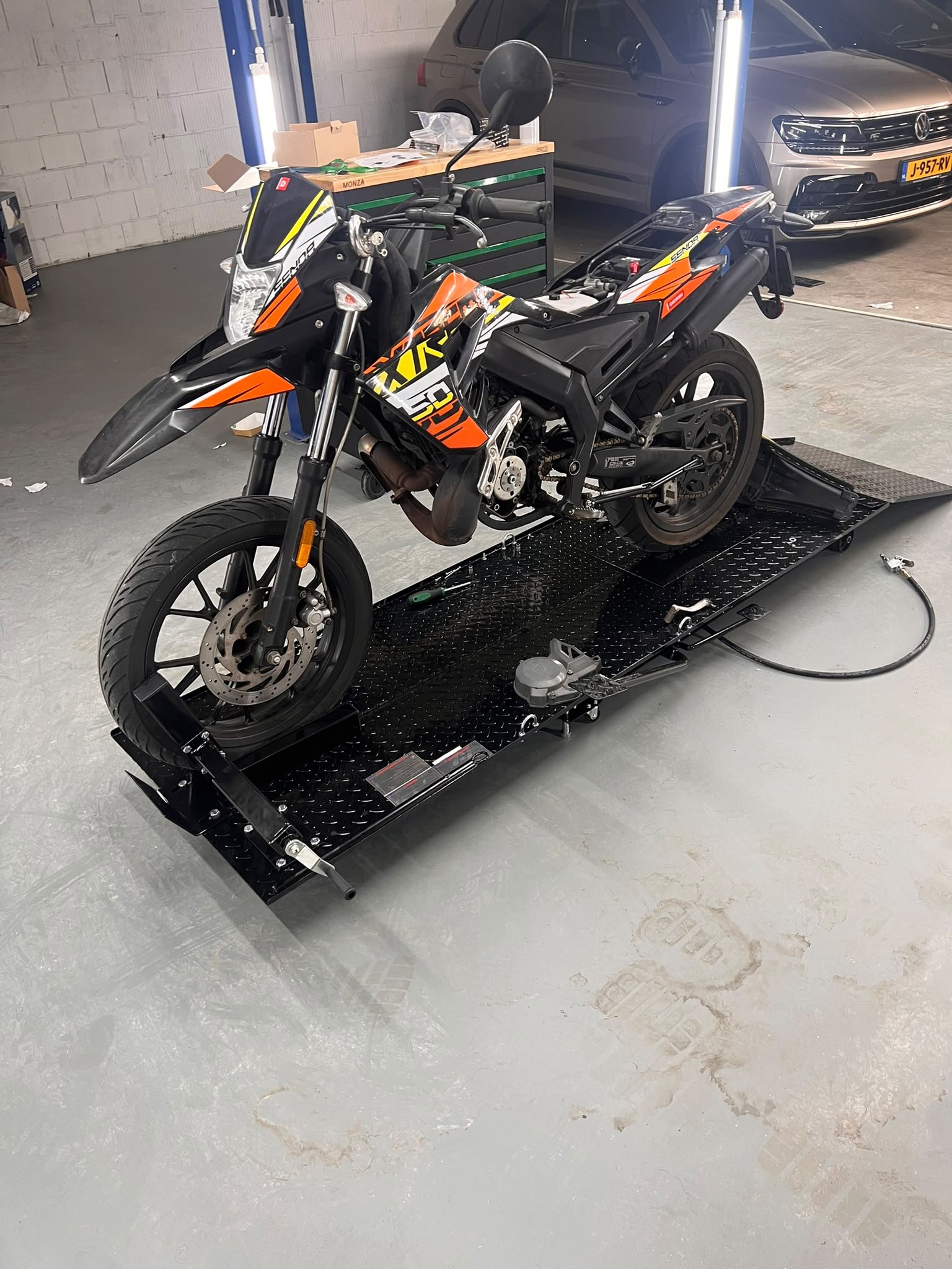 Derbi Senda 50 op een hydraulische brug in de werkplaats